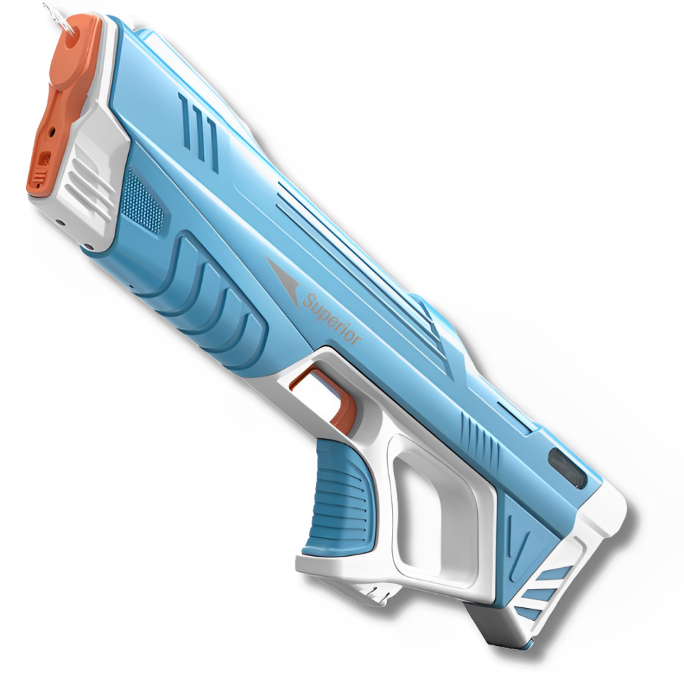 "Speelgoed waterpistool in gebruik tijdens zomerse watergevechten met witte achtergrond.