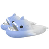 Geniet van zomers comfort met Sharky's™ 2.0 - Haaien Slippers in een frisse lichtblauw en witte kleurcombinatie.