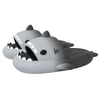 Stap in stijl met Sharky's™ 2.0 - Haaien Slippers in een tijdloze grijs en zwart kleurenpalet.