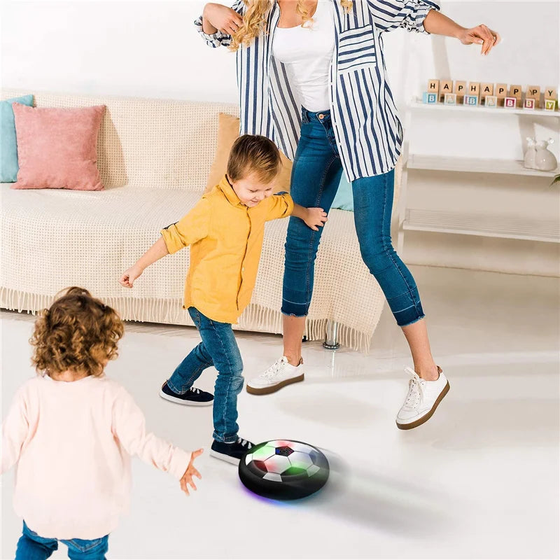Kind speelt met zwevende voetbalbal in de woonkamer