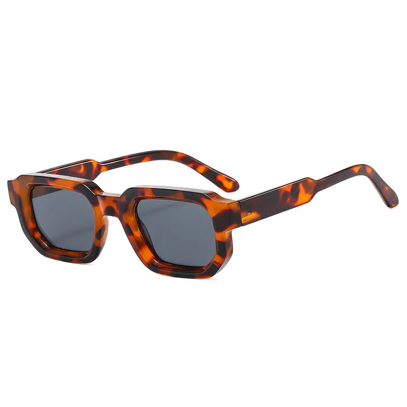 Trendy luipaardprint zonnebril met grijze glazen