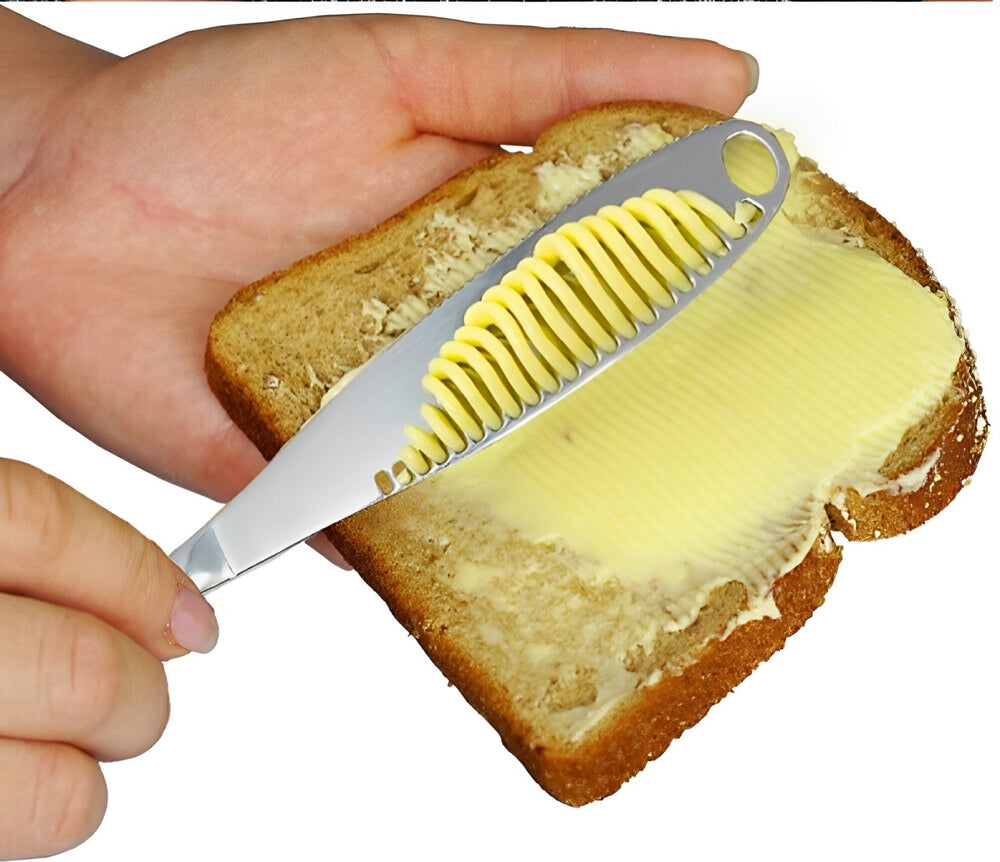 Demonstratie van de veelzijdigheid van het mes bij het snijden van boter.