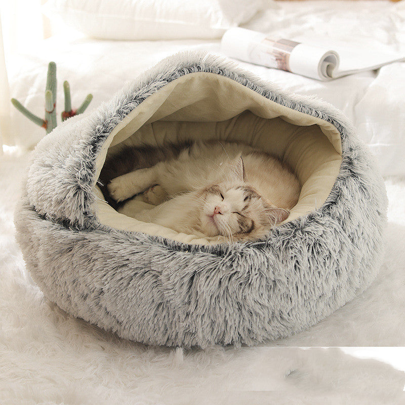 Kat ontspant in het gezellige huisdierbed"