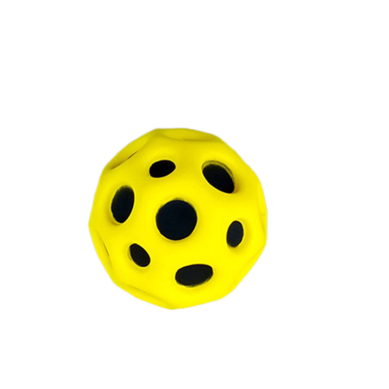 Een gele anti-stressbal wordt geknepen voor ontspanning en plezier.