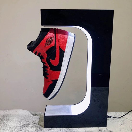 Sneaker draait 360 graden in de AirStep™ zwevende schoenendisplay