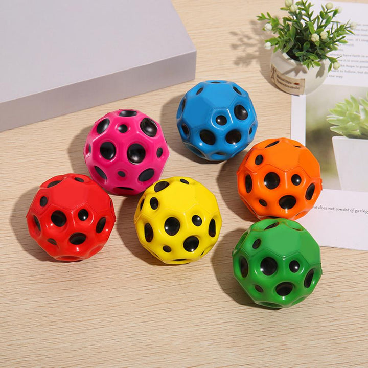 Een verzameling van verschillende kleuren stressballen op een tafel.