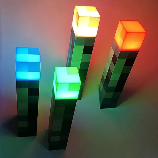 Pixelige pracht in een Torch Tafellamp, geïnspireerd op de fakkels in Minecraft, verlicht je kamer met helder LED-licht.