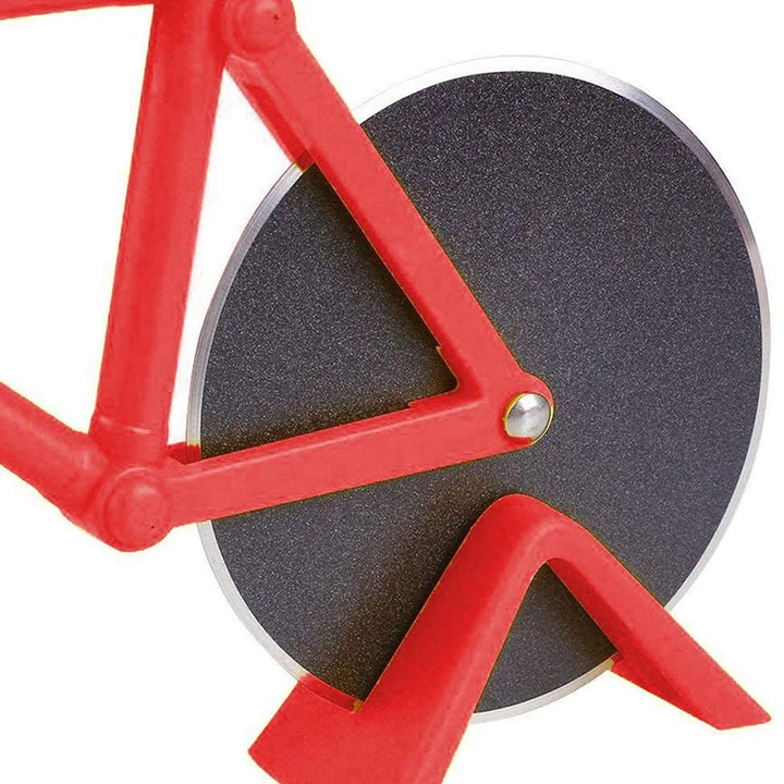 Een close-up van het unieke fietsvormige ontwerp van de pizzasnijder.