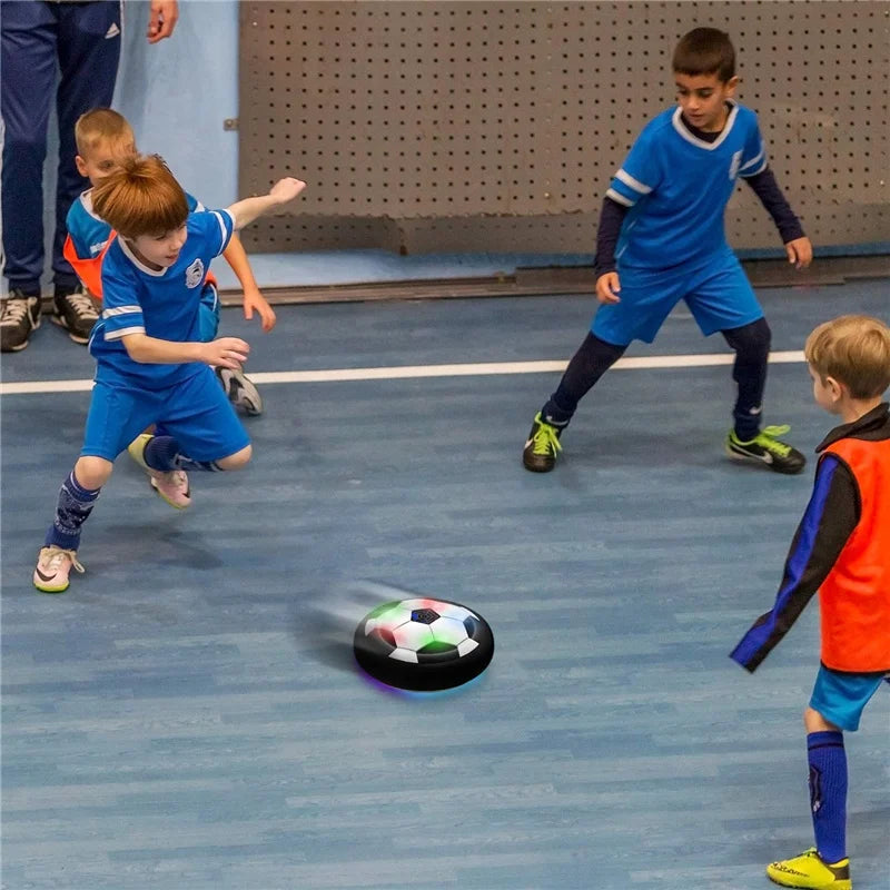 LED-verlichte zwevende voetbalbal in actie