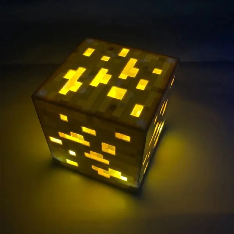 Gold Block Tafellamp - Geniet van een warme gloed en voeg luxe toe aan je ruimte met deze unieke Gold Block-geïnspireerde Minecraft-lamp.