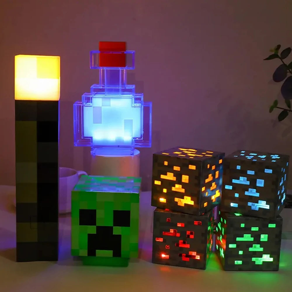 Verschillende Minecraft Nachtlampen - Diamond, Gold, Emerald, Redstone, Potion, Torch, en Creeper edities, elk met uniek design en sfeervolle LED-verlichting.