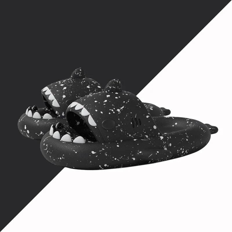 Kies voor tijdloze eenvoud met Sharky's™ 2.0 - Haaien Slippers in een klassiek zwart design met witte spikkels.