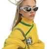 Vrouw poseert in een vintage Brazilië trainingsjack met levendige gele en groene kleuren.