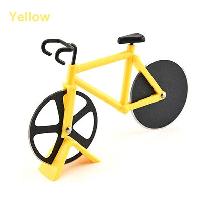 Een close-up van het gele fietswiel van de Fietsvormige Pizzasnijder, een vrolijke toevoeging aan je keukengerei.