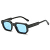Stoere zwarte zonnebril met blauwe glazen voor een gedurfde look