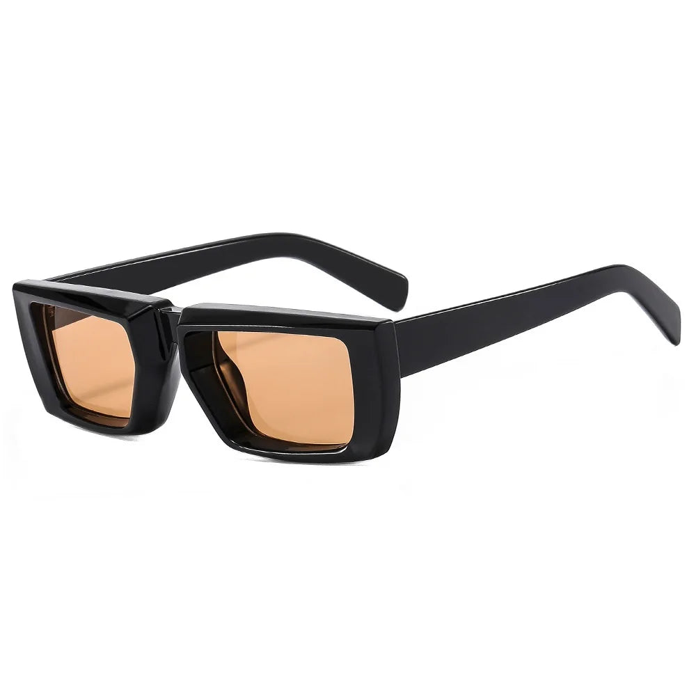 Combineer stijl en flair met deze zwarte zonnebril met oranje accenten.