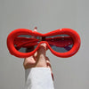 Stijlvolle Ovale Retro Zonnebril in Rood voor Heren en Dames - Mode Eyewear met UV400 Bescherming