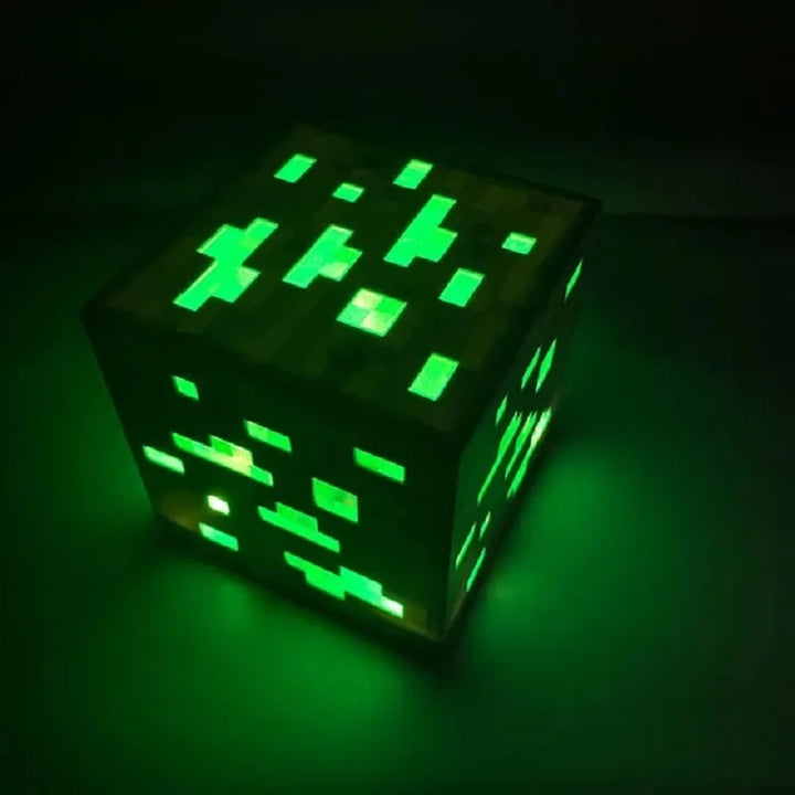 Emerald Block Tafellamp - Creëer een mysterieuze sfeer met deze Minecraft-lamp, geïnspireerd op de krachtige Emerald Blocks in het spel.