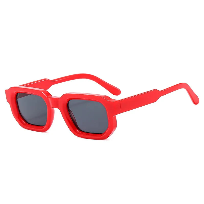 Modieuze rode zonnebril met grijze glazen voor een trendy uitstraling