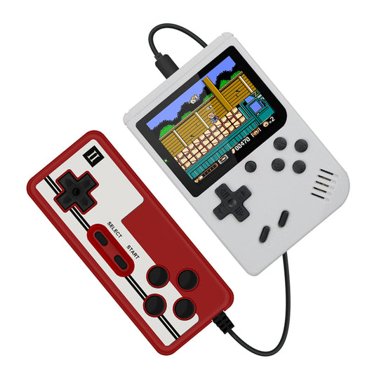 Wit model met gamepads voor 2 personen. Speel samen en versterk relaties met deze draagbare retro gaming console.