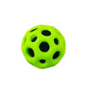 Een groene anti-stressbal wordt geknepen om stress te verminderen.