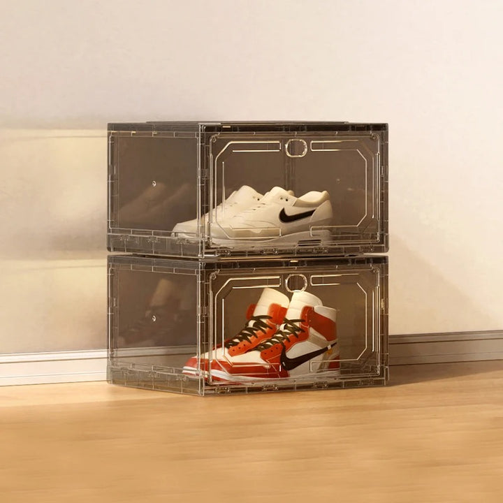 Sneaker Box™ met elegante schoen erin - een perfecte combinatie van functionaliteit en presentatie.