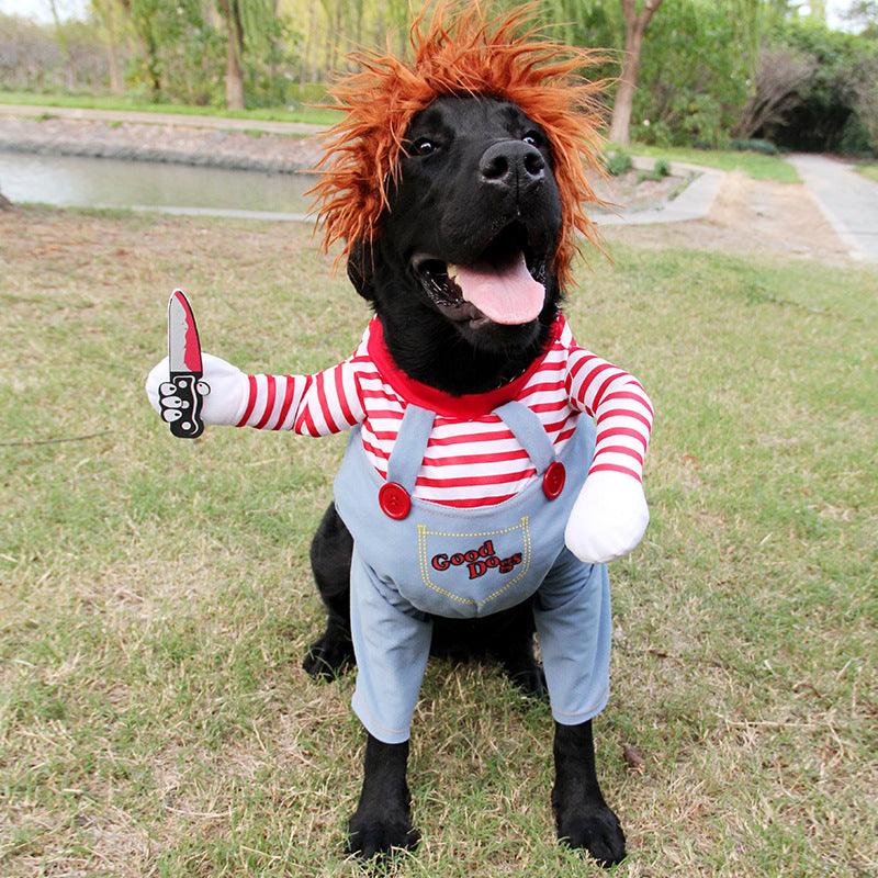 Hond draagt Chucky outfit met speelgoedmes